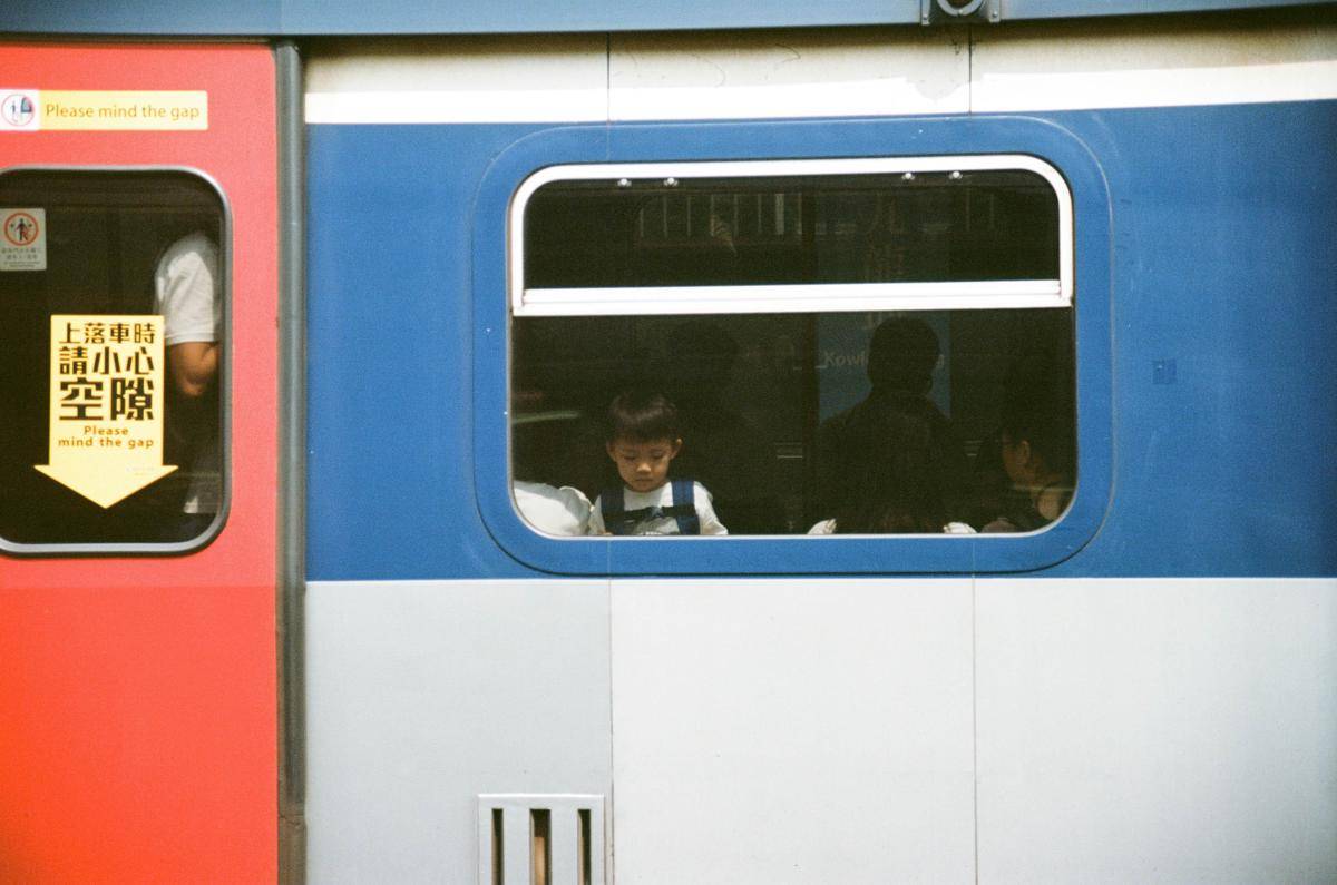 ilustrasi naik kereta dengan anak-anak (unsplash.com/Andrew Wulf)