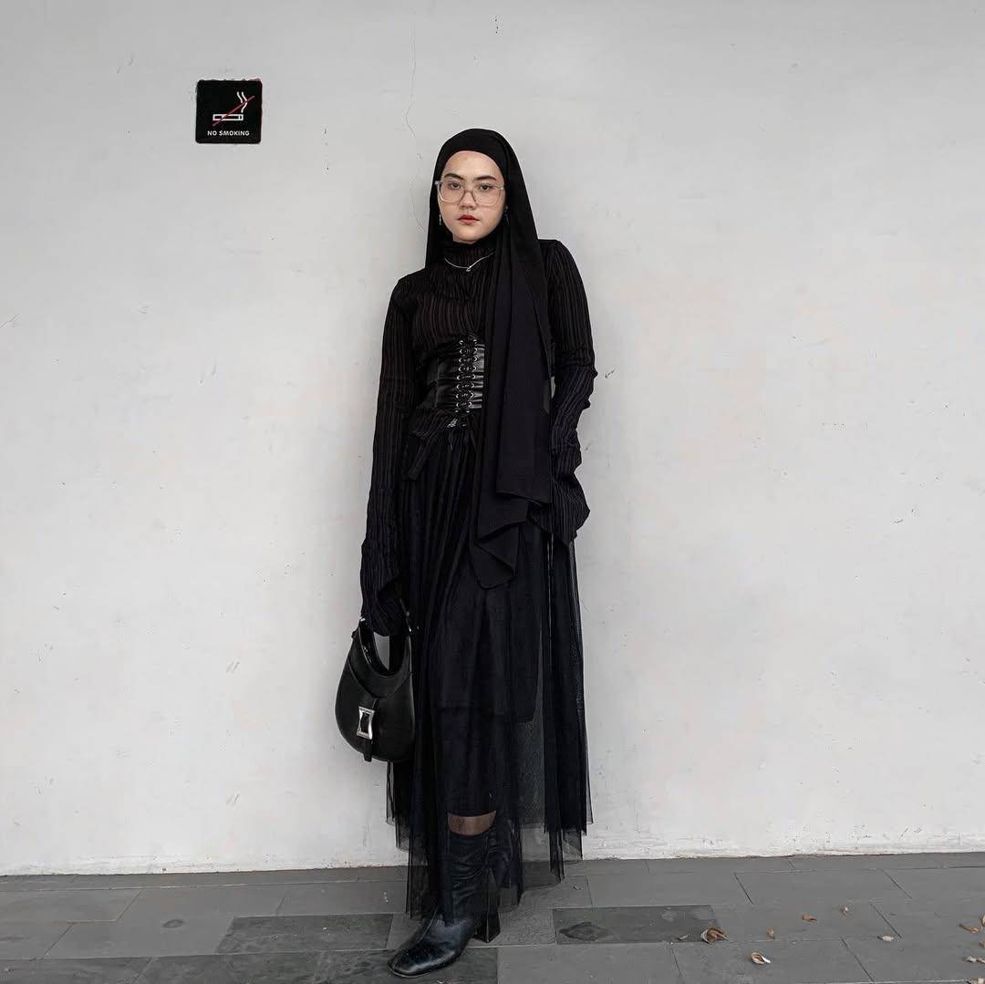 Style all black Lulu Lia Fitri