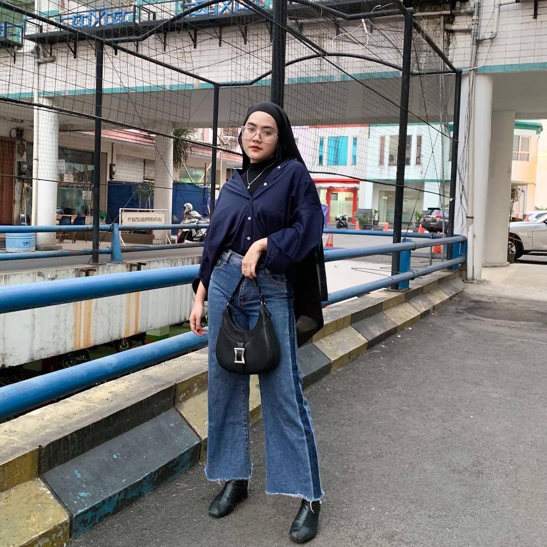 Lulu Lia Fitri dengan ankle boots 