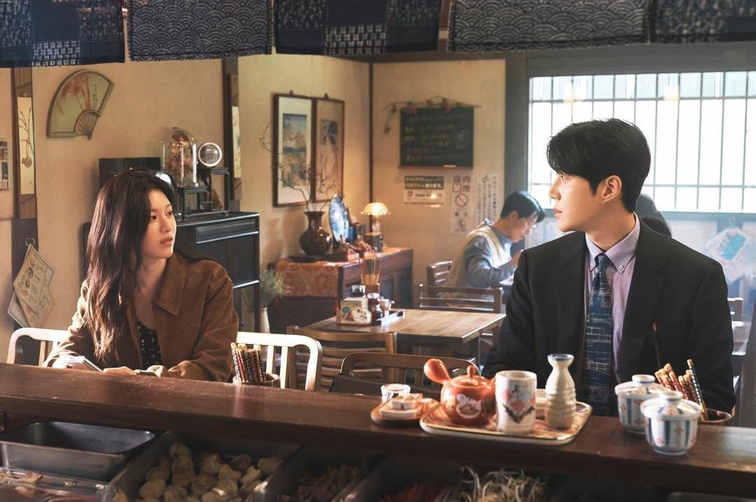 Go Youn Jung dan Kim Seon Ho di drama Can This Love Be Translated? (instagram.com/netflixsg)