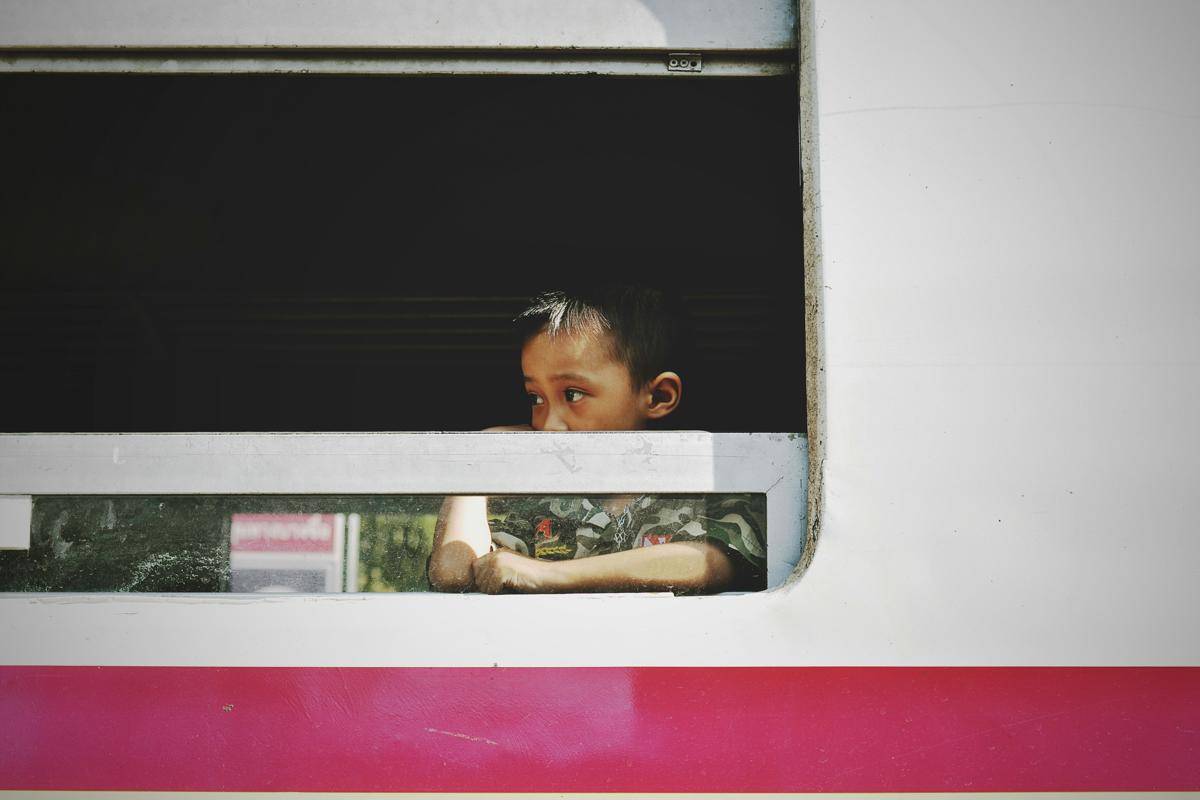 ilustrasi anak kecil naik kereta api (unsplash.com/Duangphorn Wiriya)