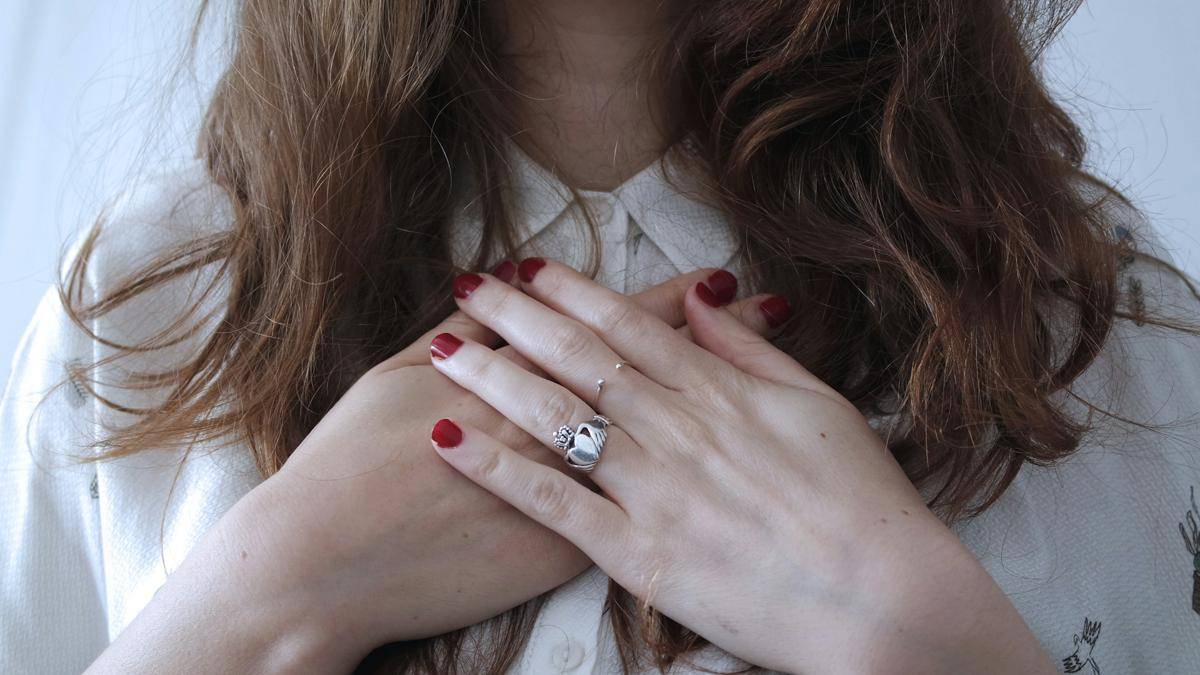 ilustrasi seorang perempuan yang mengalami serangan jantung (unsplash.com/Giulia Bertelli)