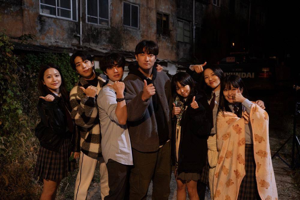 Kebersamaan Kim Yo rim dan rekan-rekan kerjanya dalam film The Ghost Game (instagram.com/@studio_dhl)