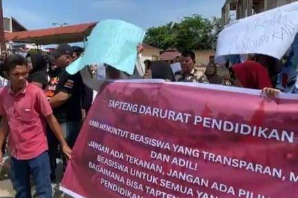 Puluhan mahasiswa dan Orangtua di Kabupaten Tapanuli Tengah menggelar aksi protes di depan Kantor Bupati Tapteng menuntut kejelasan atas pencabutan program beasiswa (IDN Times/Mangara Wahyudi)pencabutan program beasiswa (IDN Times/Mangara Wahyudi)