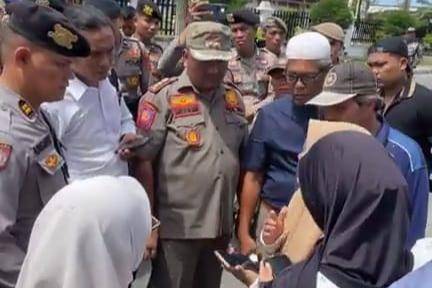 Puluhan mahasiswa dan Orangtua di Kabupaten Tapanuli Tengah menggelar aksi protes di depan Kantor Bupati Tapteng menuntut kejelasan atas pencabutan program beasiswa (IDN Times/Mangara Wahyudi)