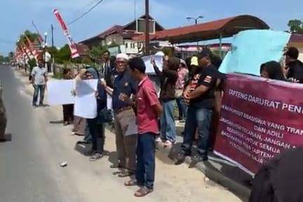 Puluhan mahasiswa dan Orangtua di Kabupaten Tapanuli Tengah menggelar aksi protes di depan Kantor Bupati Tapteng menuntut kejelasan atas pencabutan program beasiswa (IDN Times/Mangara Wahyudi)