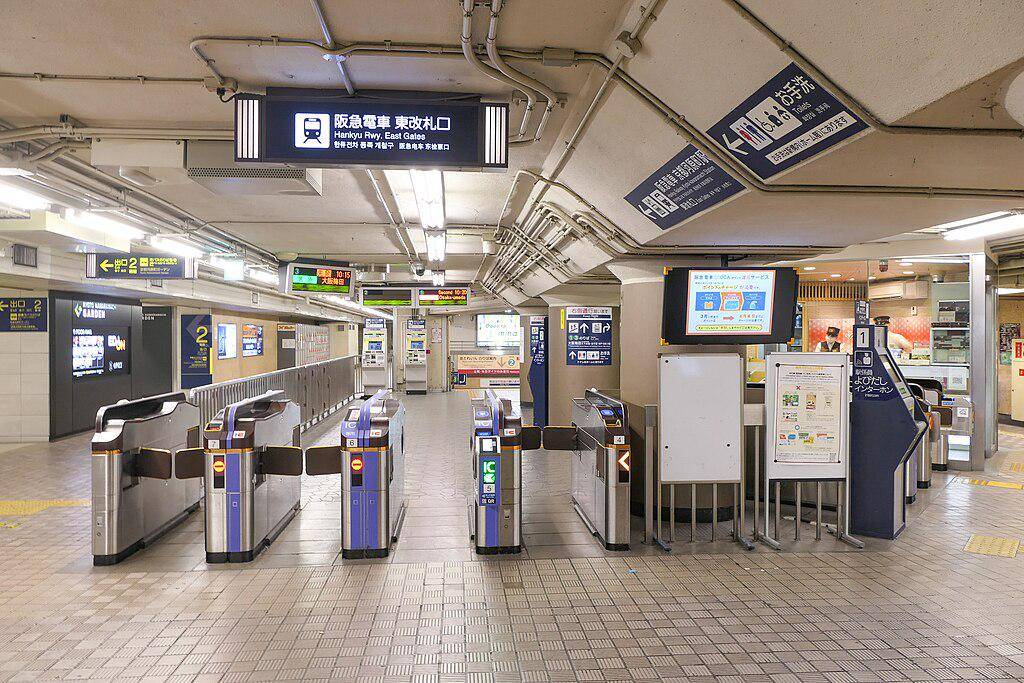 Hankyu Kyoto Main Line, Kyoto Kawaramachi Station East Ticket Gate (commons.wikimedia.org/MaedaAkihiko)