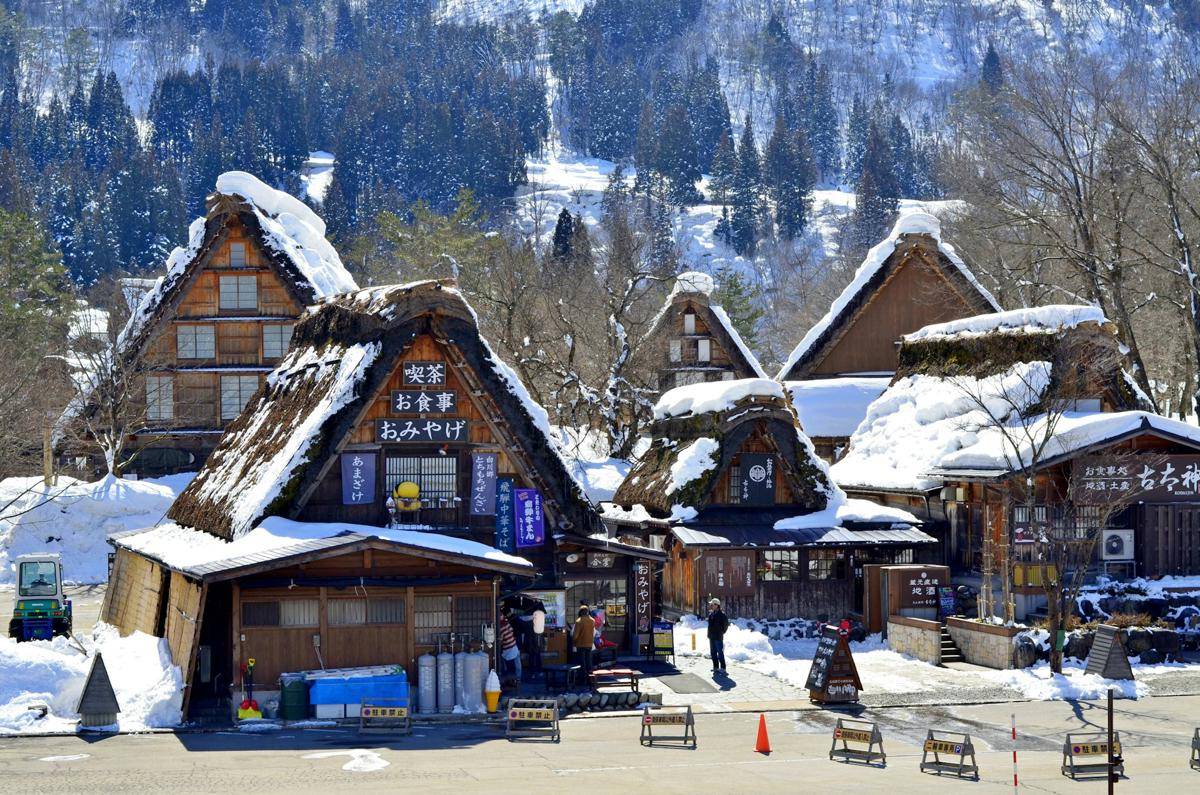 Shirakawa-go (unsplash.com/Laurentiu Morariu)