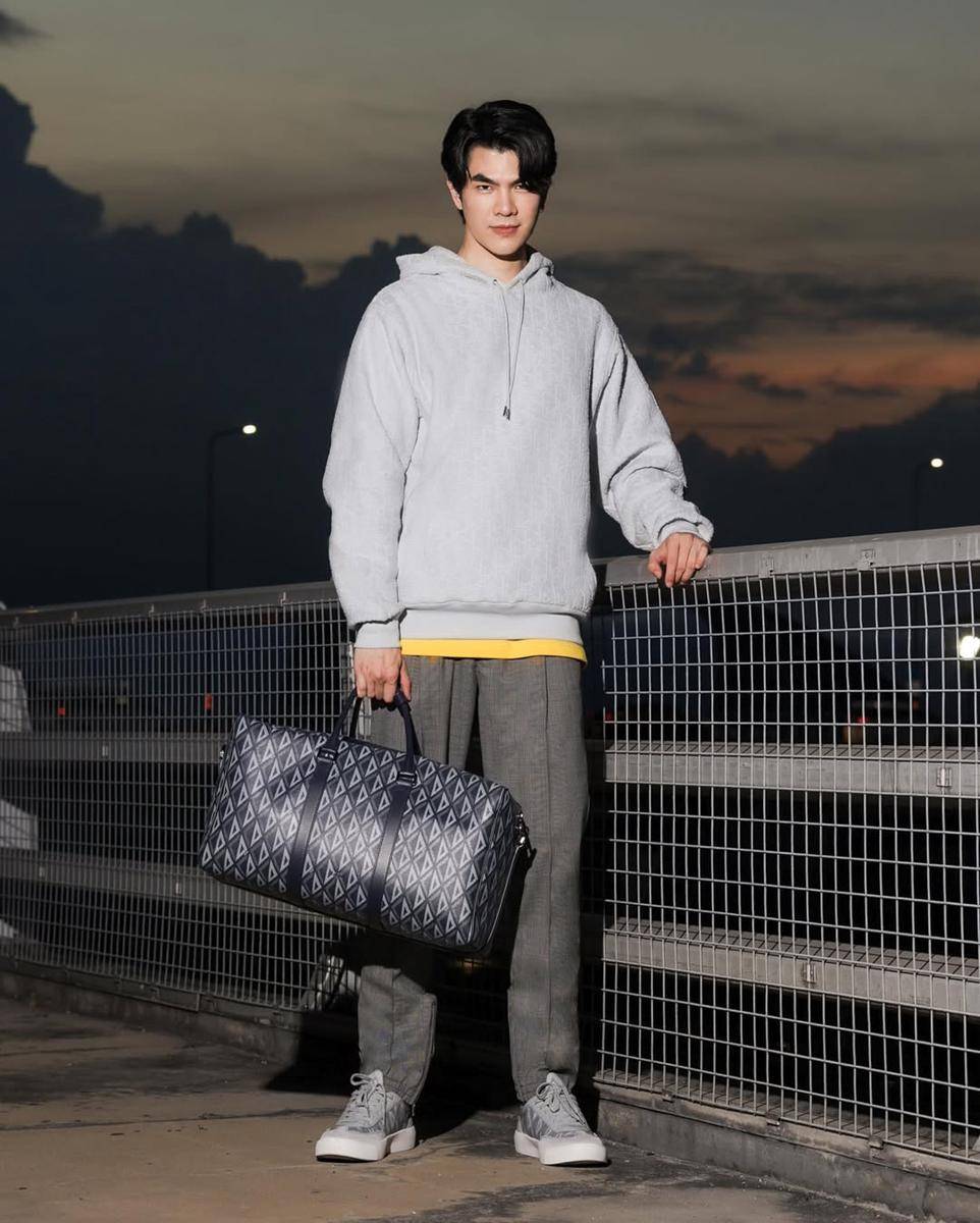 outfit airport look ala Mile Phakphum (instagram.com/milephakphum)