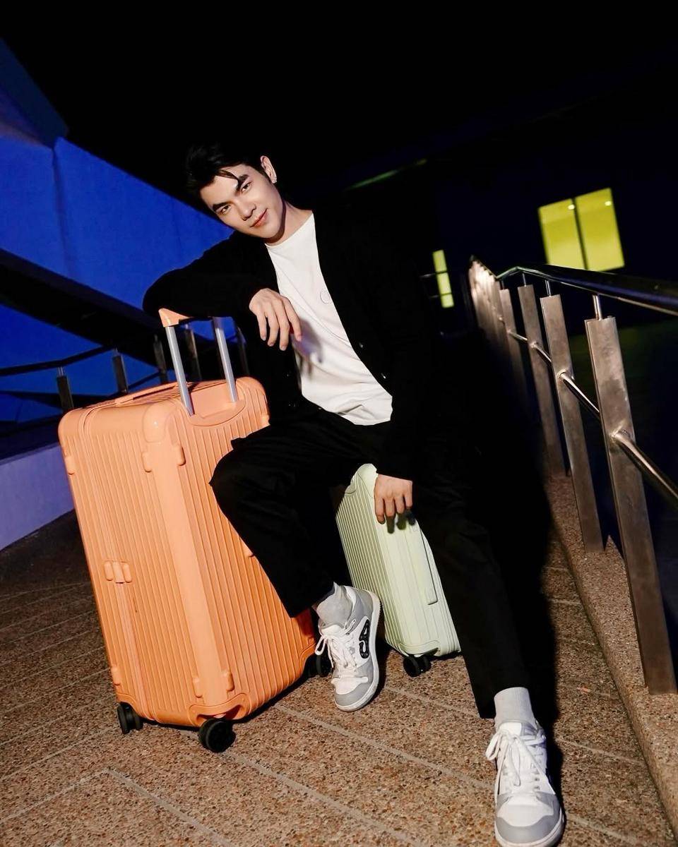 outfit airport look ala Mile Phakphum (instagram.com/milephakphum)