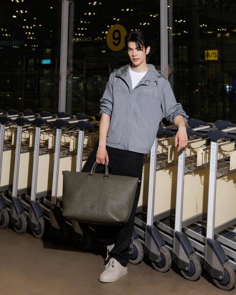 outfit airport look ala Mile Phakphum (instagram.com/milephakphum)