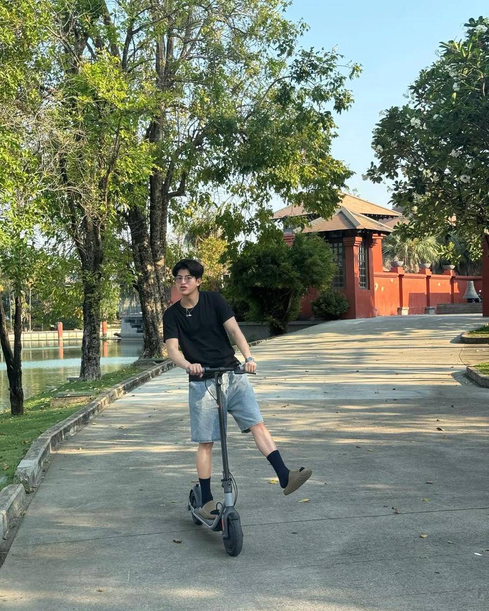 outfit nature escape ala Mark Pakin (instagram.com/mmarkpkk)