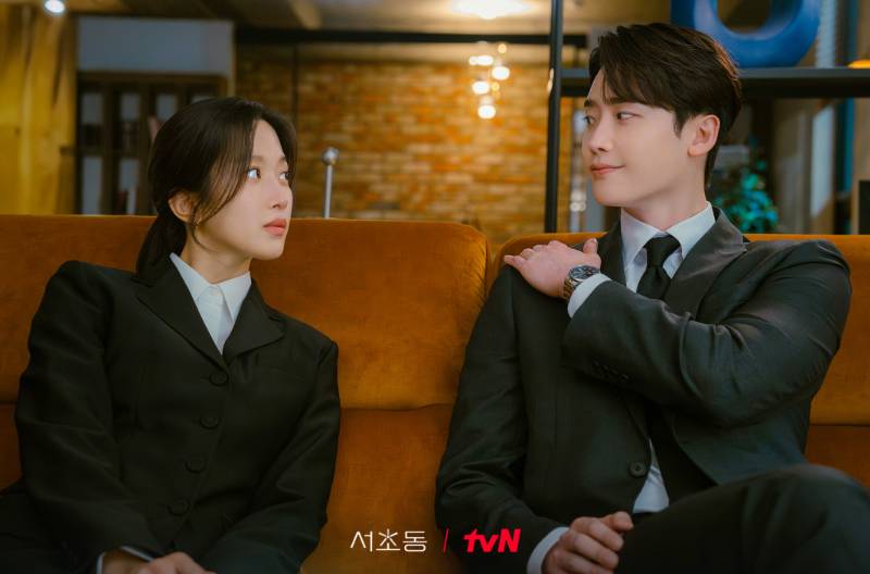 Moon Ga Young dan Lee Jong Suk di drama Law and the City (Dok. tvN/Law and the City)