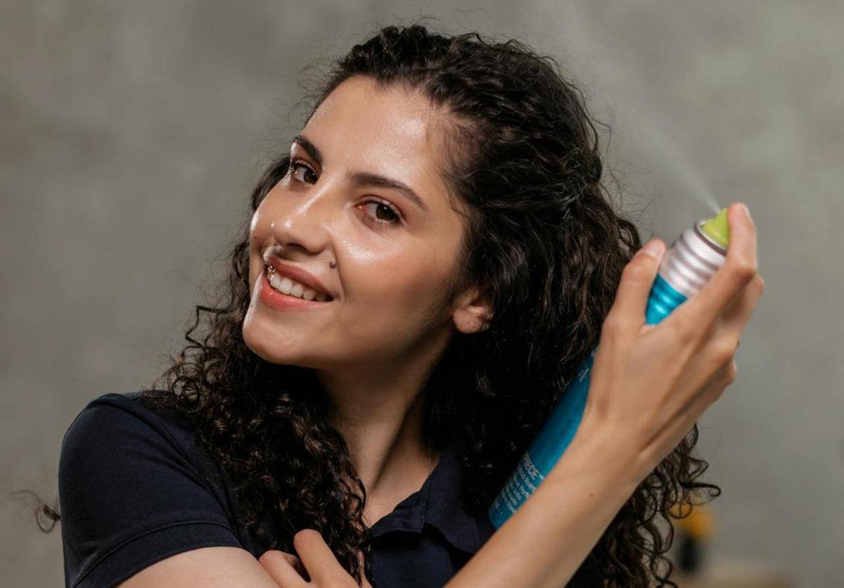 ilustrasi wanita memakai hair mist (pexels.com/Alena Darmel)