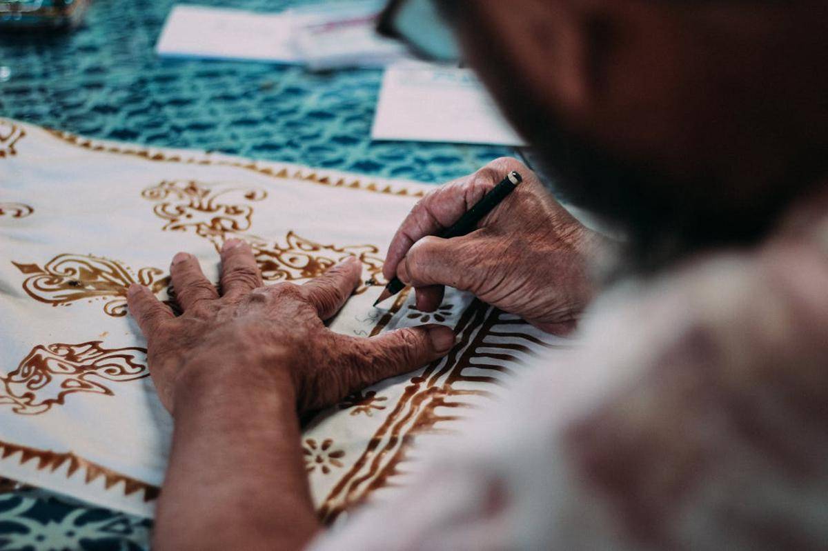 ilustrasi teknik pembuatan kain batik dengan cara canting (pexels.com/Nur Andi Ravsanjani Gusma)