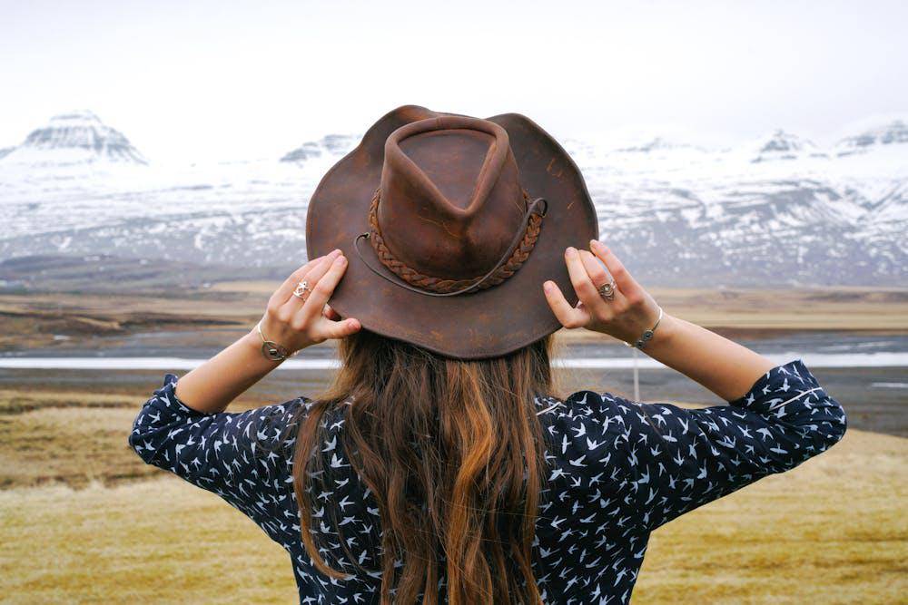 ilustrasi pendaki wanita memakai topi (pexels.com/ArtHouse Studio)