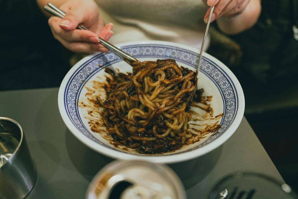 Ilustrasi memakan jajangmyeon