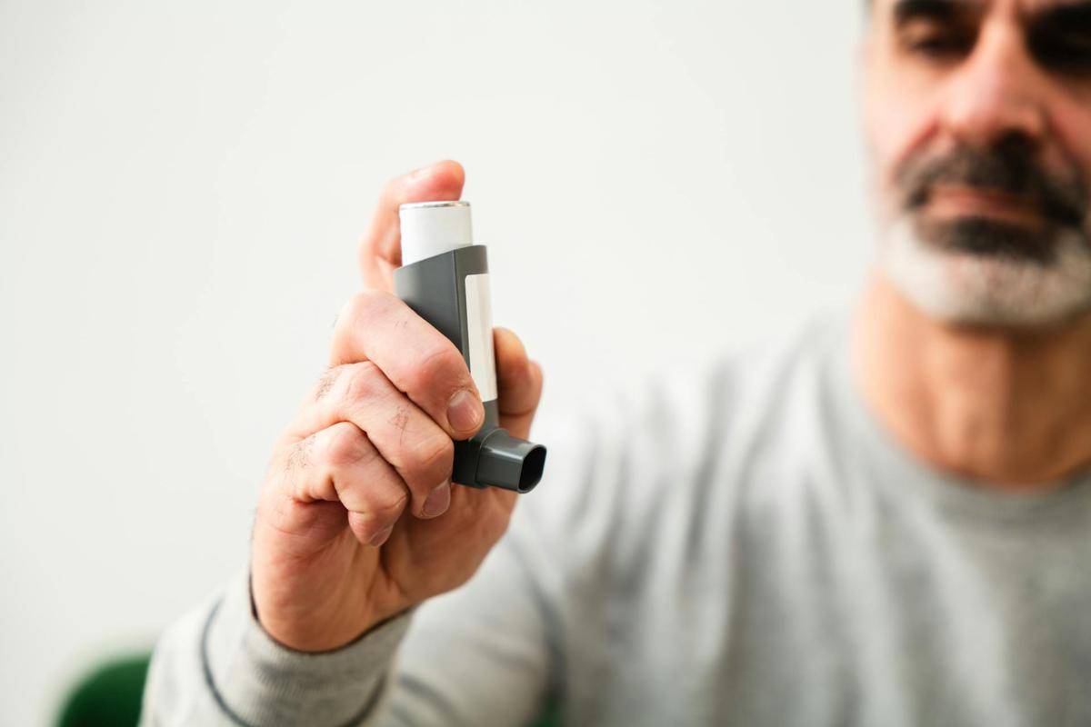 Inhaler jadi salah satu benda penting bagi penderita asma saat hendak mendaki gunung. (pexels.com/Cnordic Nordic)