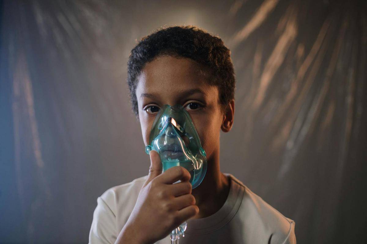 seorang anak penderita asma sedang menggunakan nebulizer (pexels.com/cottonbro studio)
