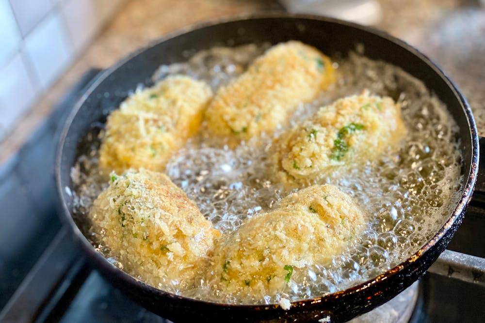 ilustrasi menggoreng potato fritters