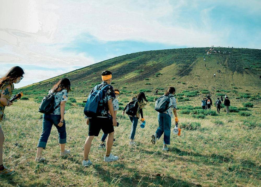 illustrasi mendaki gunung berkelompok (pexels.com/Hakan Hu)