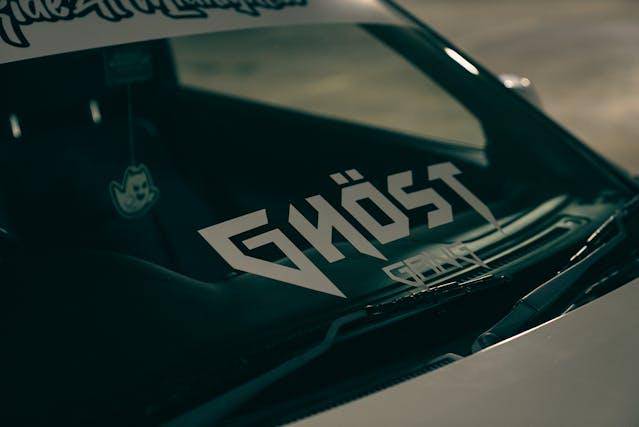 ilustrasi stiker di kaca mobil (pexels.com/Erik Mclean)