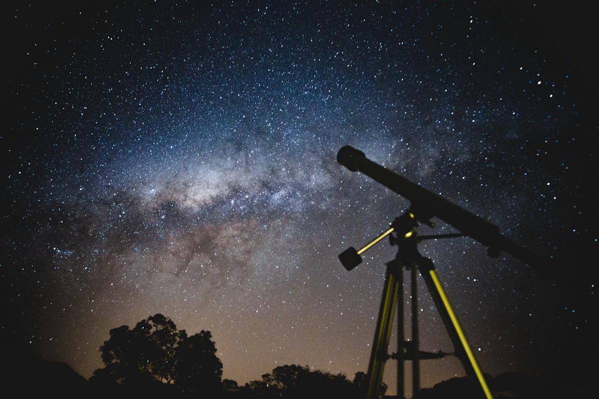 Potret teleskop (pexels.com/Lucas Pezeta)