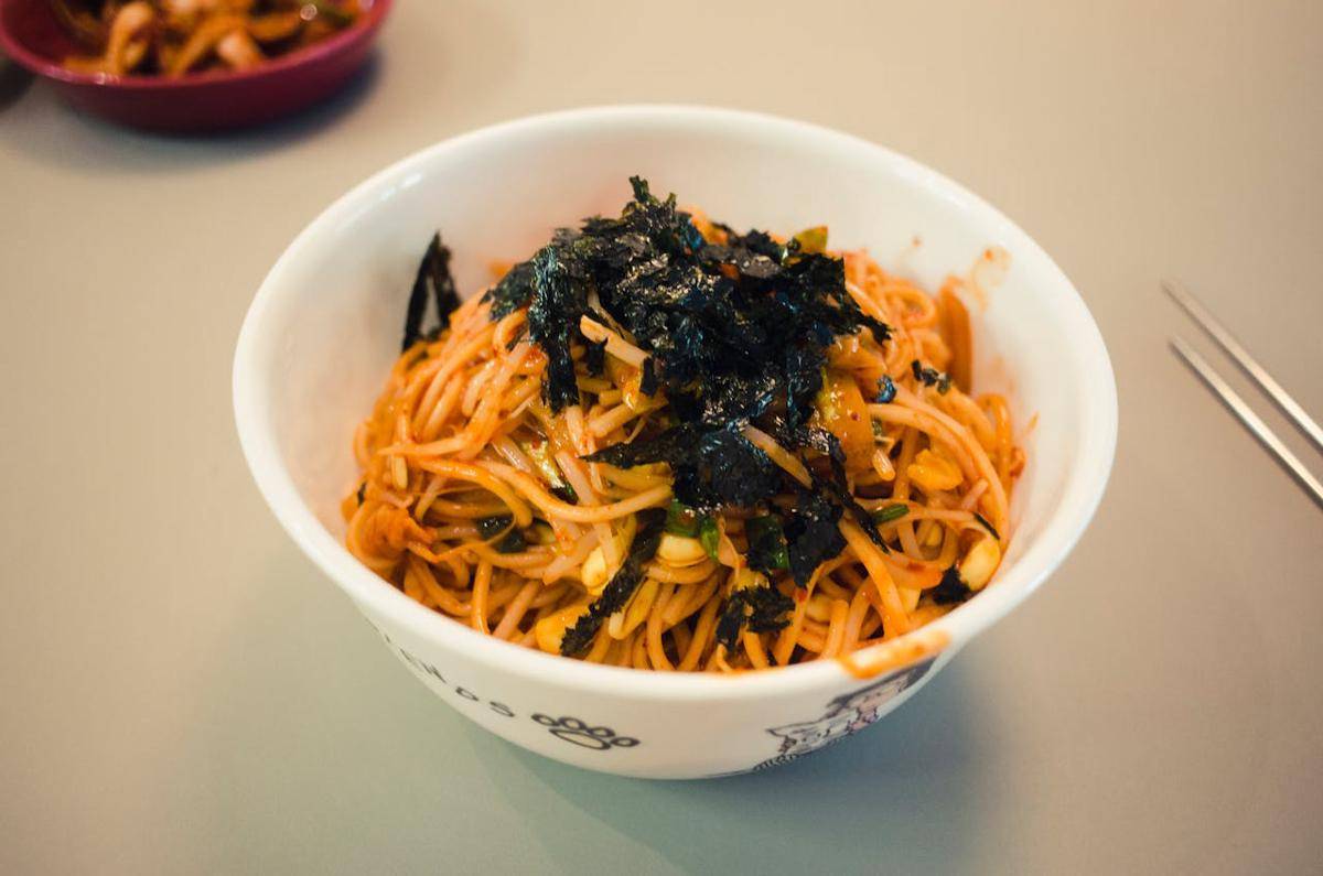 ilustrasi aehobak bibim guksu 