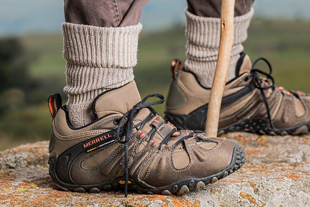 ilustrasi pendaki memakai kaos kaki (pexels.com/Pixabay)