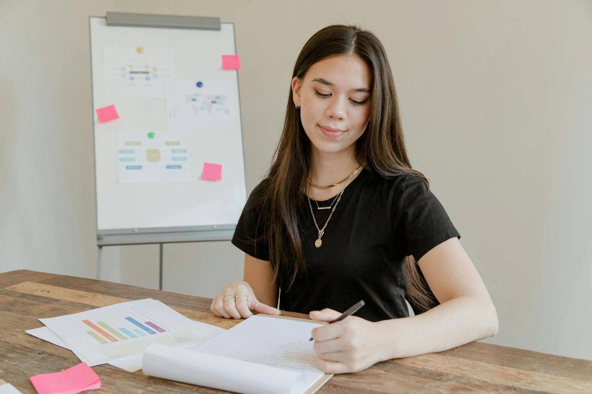 ilustrasi menulis menggunakan tangan kiri (pexels.com/RDNE Stock project)