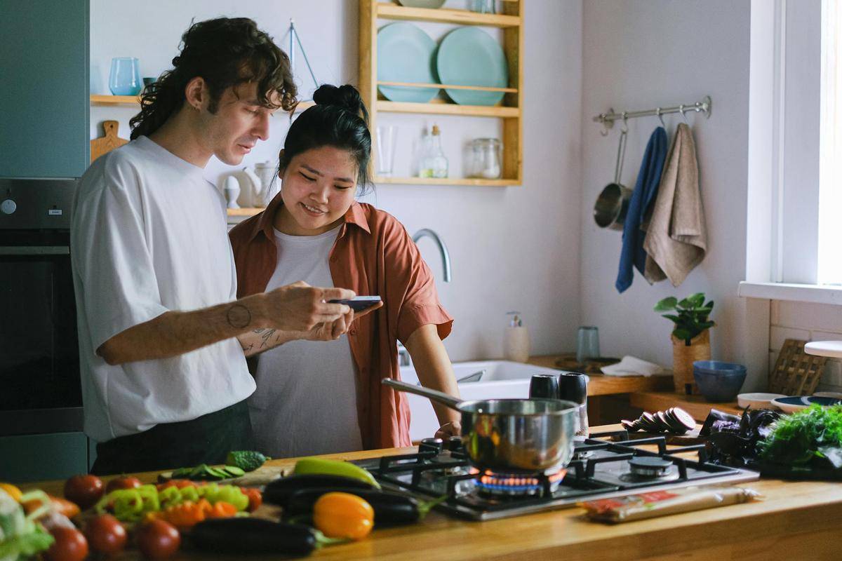 ilustrasi masak bersama pasangan (pexels.com/Anna Shvets)