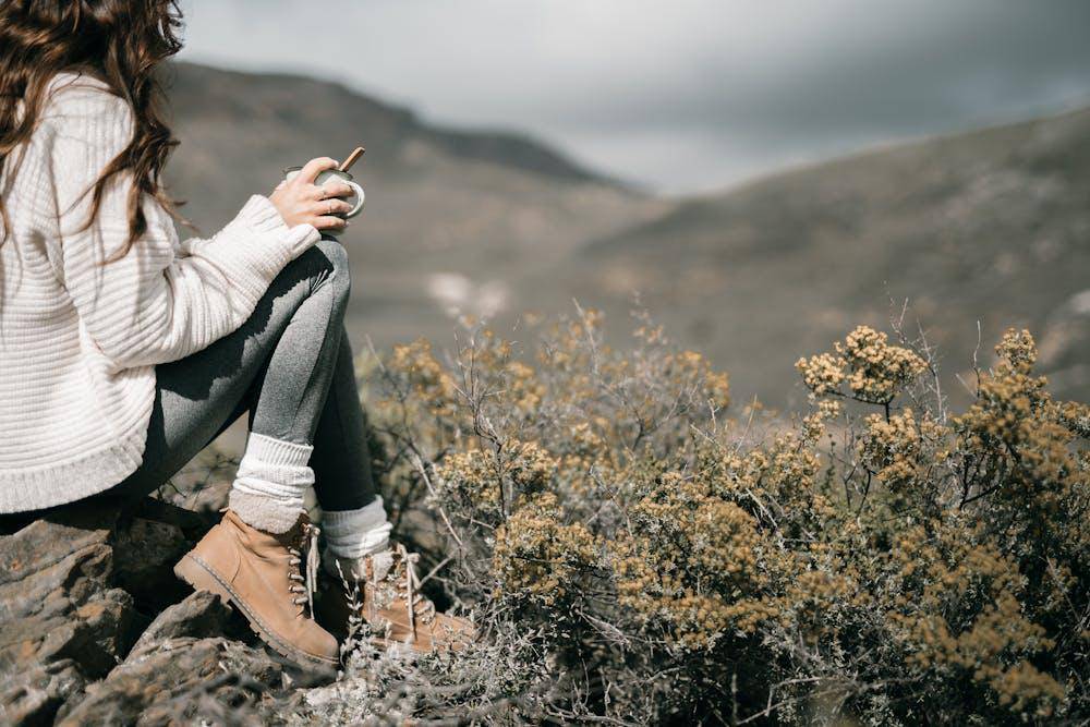 ilustrasi pendaki memakai sepatu hiking (pexels.com/Taryn Elliott)