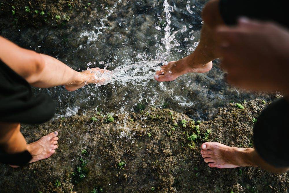 ilustrasi membersihkan kaki di bawah air mengalir (pexels.com/Yan Krukau)