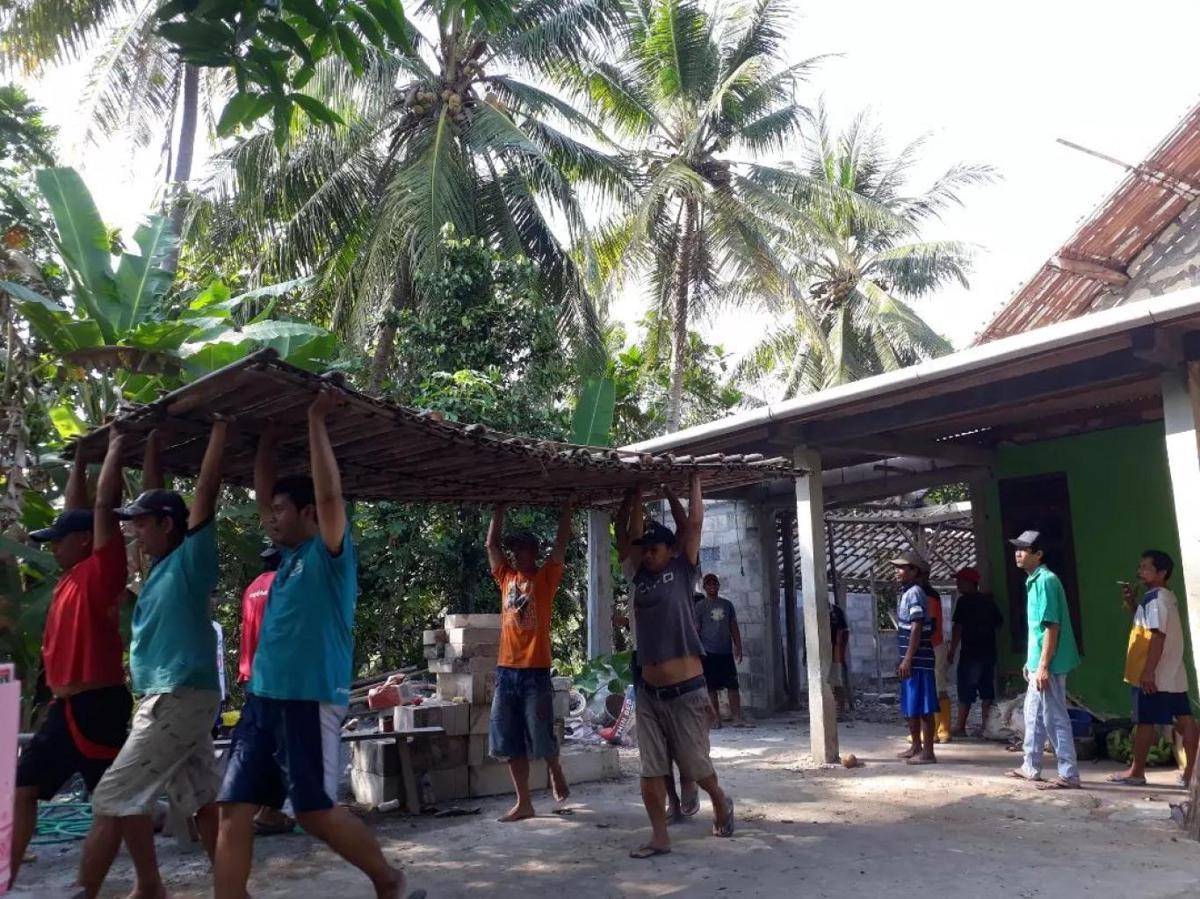 warga bergotong royong (bangunjiwo-bantul.desa.id/Budaya Sambatan)