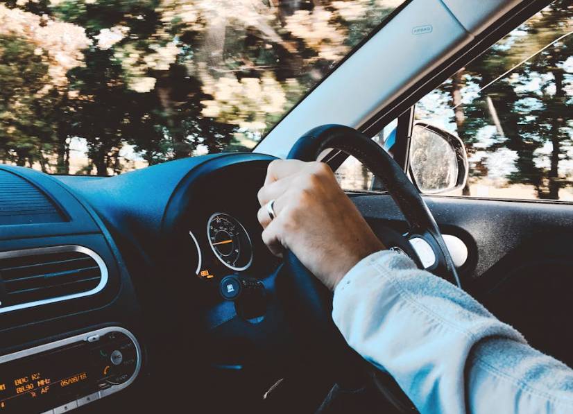 illustrasi mengendarai mobil (pexels.com/Lisa from Pexels)