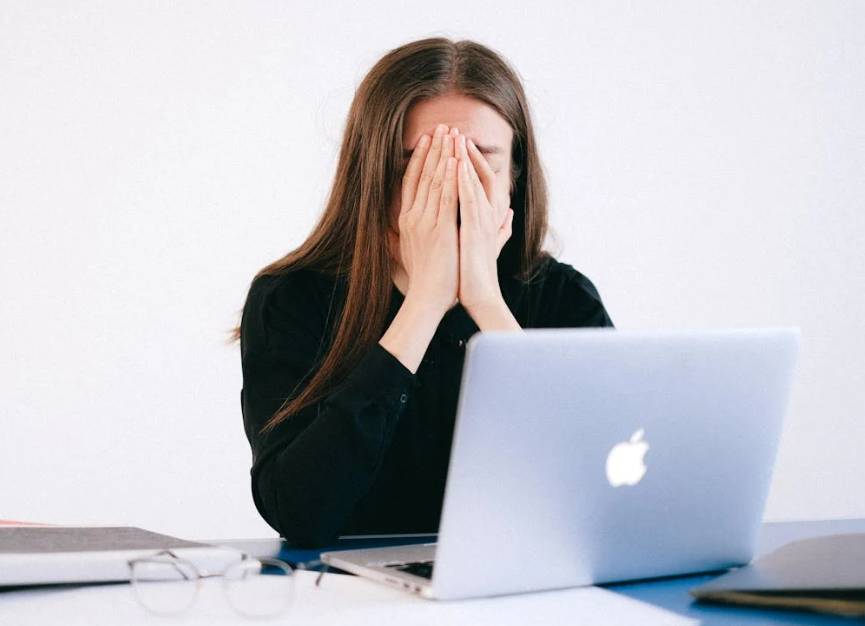 illustrasi hilang semangat kerja (pexels.com/Anna Shvets)