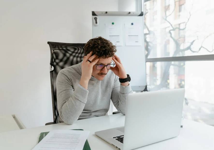 illustrasi hilang semangat kerja (pexels.com/MART PRODUCTION)