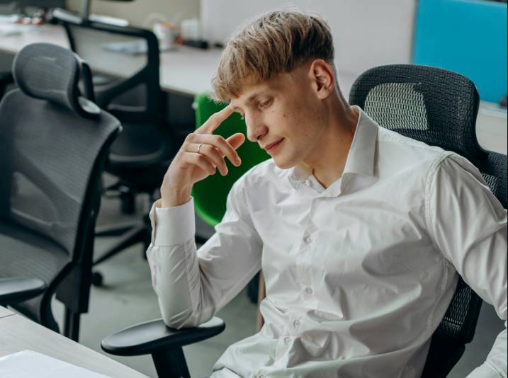 illustrasi hilang semangat kerja (pexels.com/Mikhail Nilov)