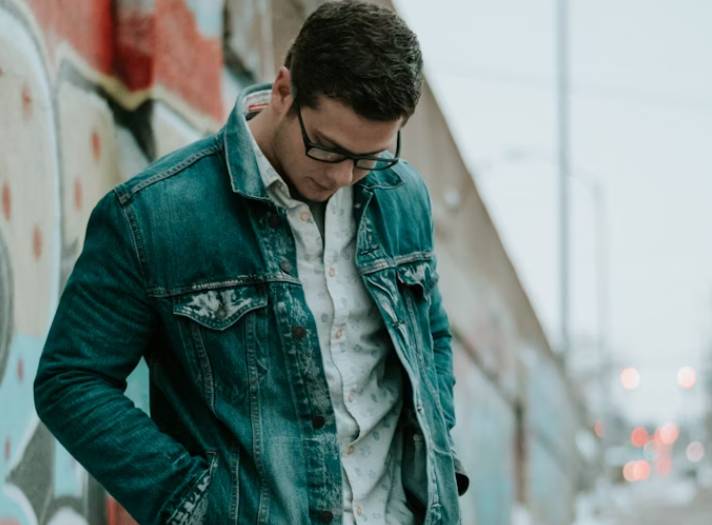 illustrasi pria jaket denim (unsplash.com/Matthew Fassnacht)