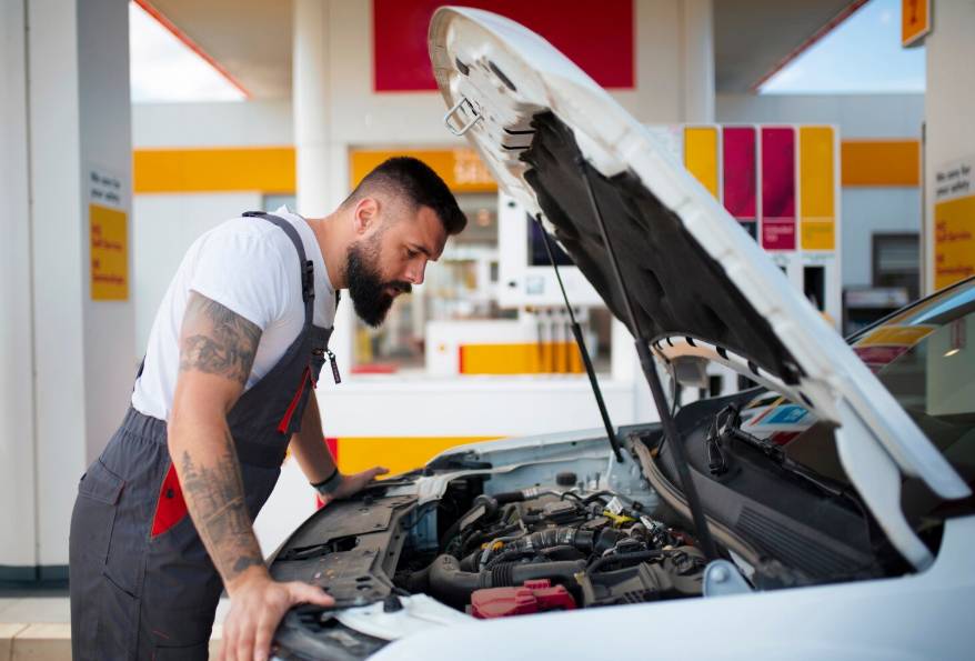 illustrasi servis mobil (freepik.com/freepik)