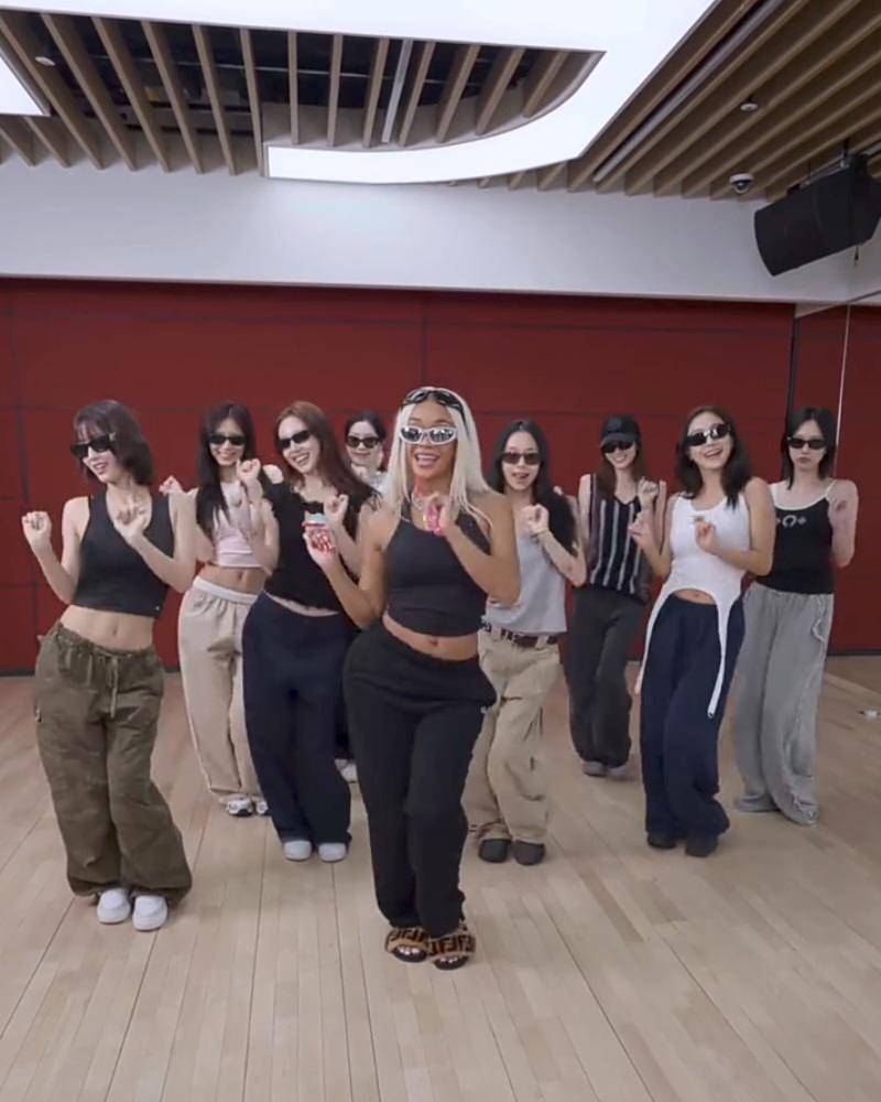 TWICE dan Saweetie