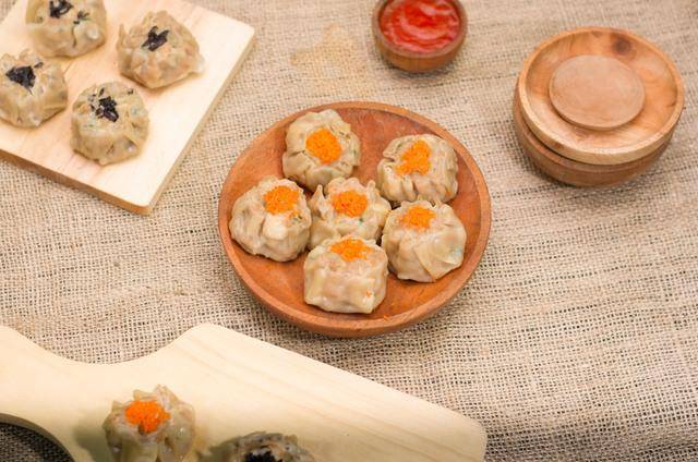 ilustrasi dimsum ayam (vecteezy.com/114480975746515469555)