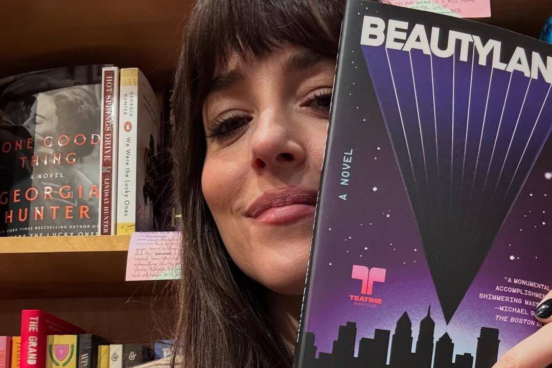 8 Rekomendasi Buku Dakota Johnson, Banyak Sastra Modern