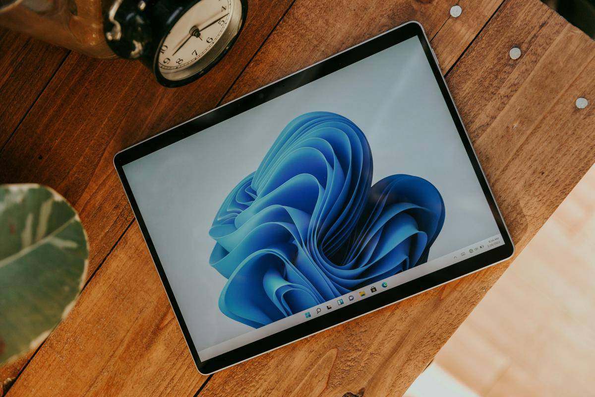 ilustrasi laptop Windows (unsplash.com/Surface)