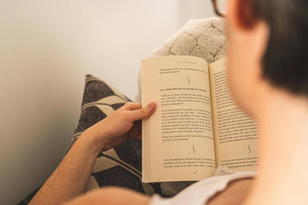 ilustrasi membaca buku (pexels.com/Castorly Stock)
