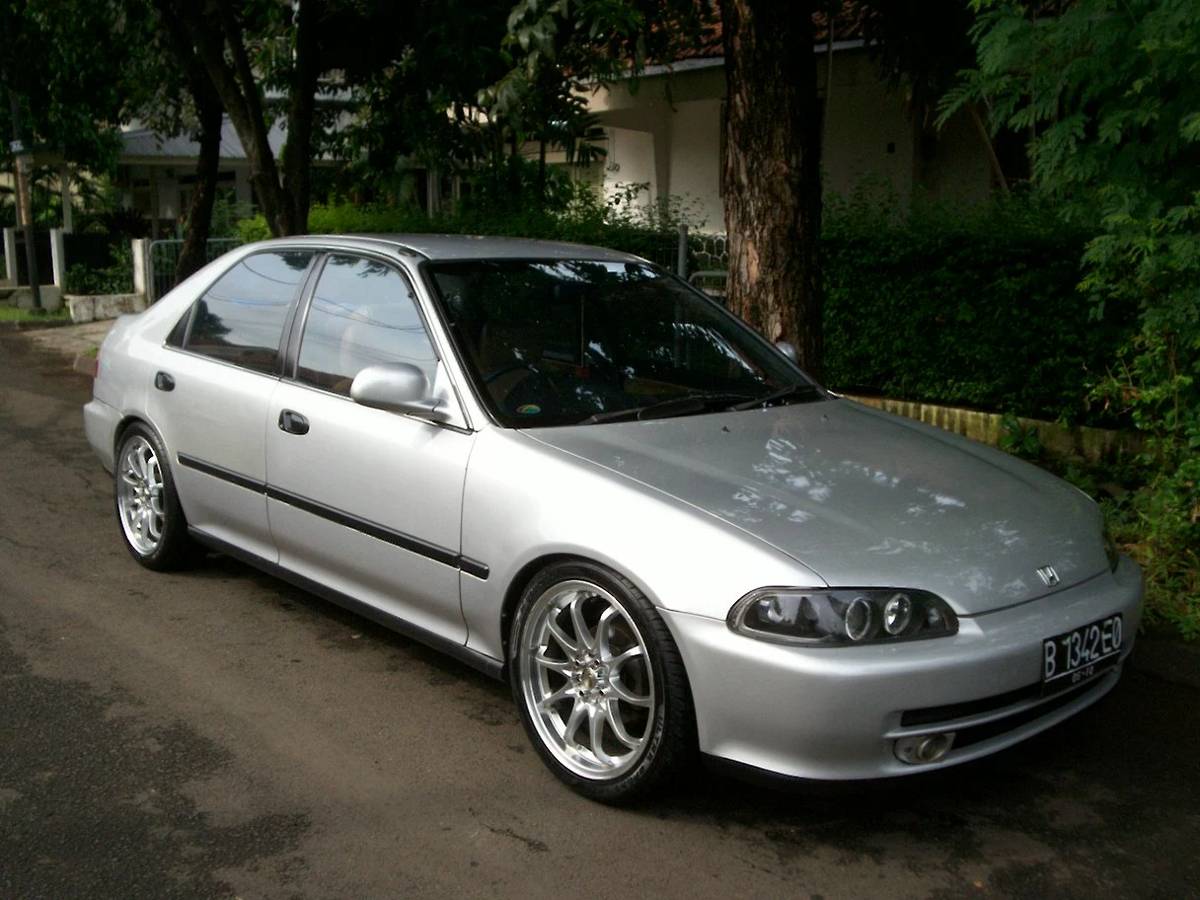Mobil sedan honda civic genio