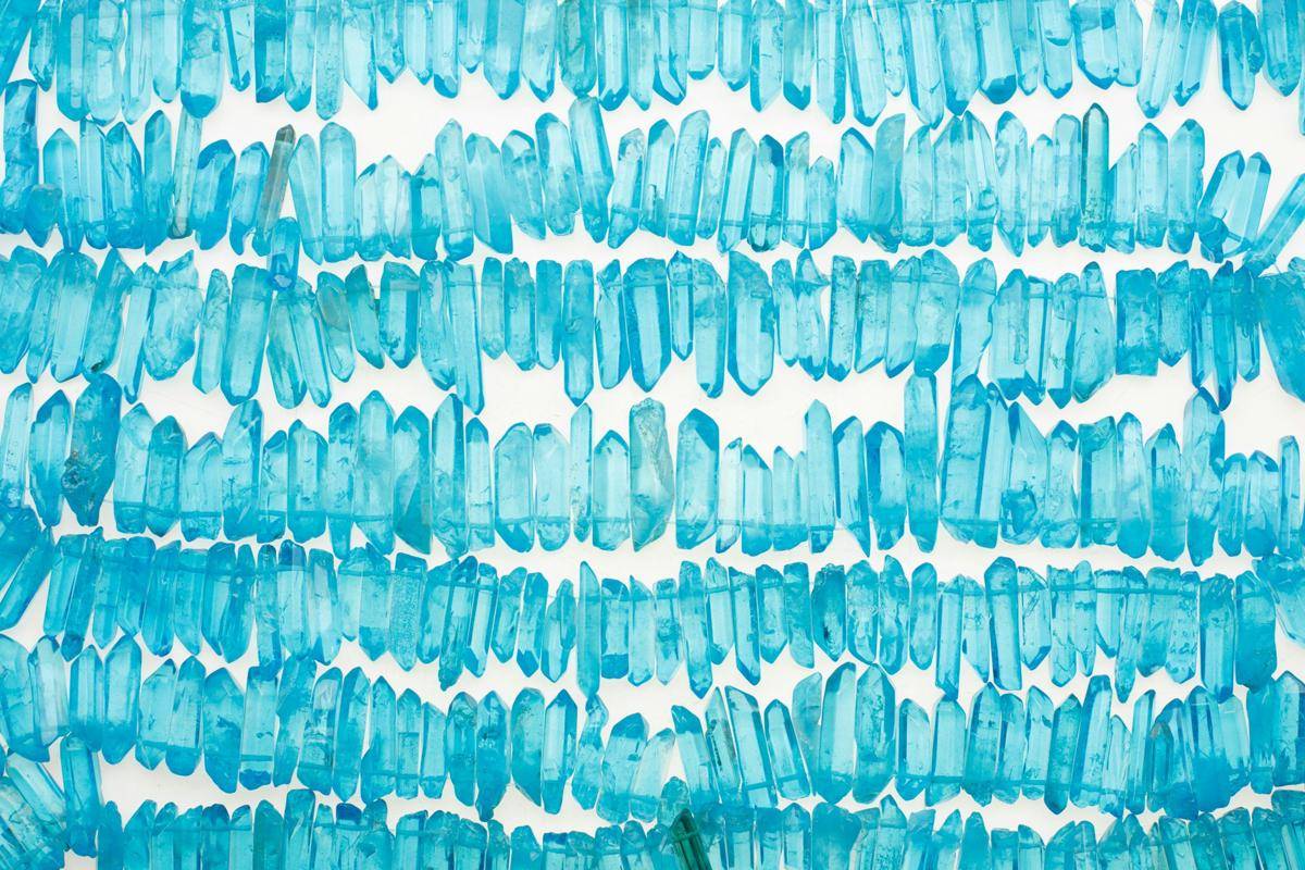 ilustrasi kristal biru (unsplash.com/benjamin lehman)