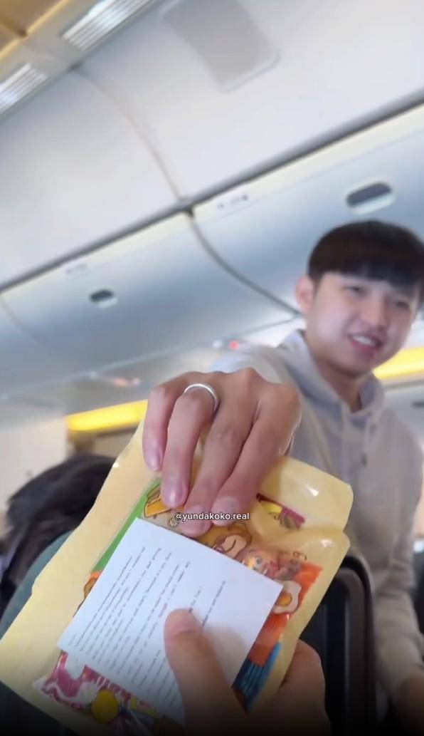 Ustaz Dennis Lim bagi-bagi cokelat di pesawat (instagram.com/yundakoko.real)