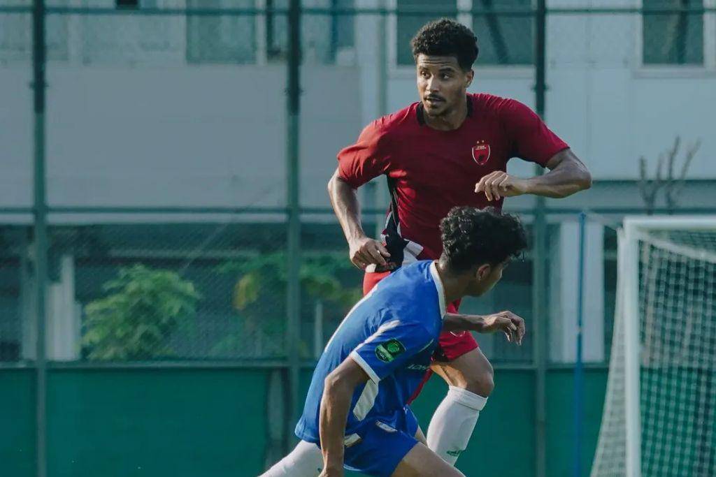 Aksi pemain PSM Makassar, Lucas Dias (kanan), dalam laga uji coba melawan Adhyaksa FC di Lapangan Latihan Jakarta International Stadium (JIS) Jakarta Utara pada 24 Juli 2025.