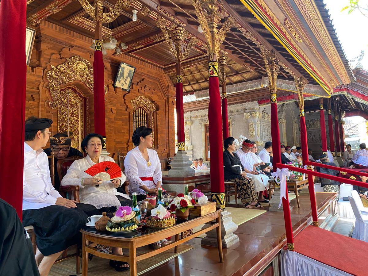 Megawati Soekarnoputri menghadiri pelebon ibunda dari Wali Kota Denpasar.